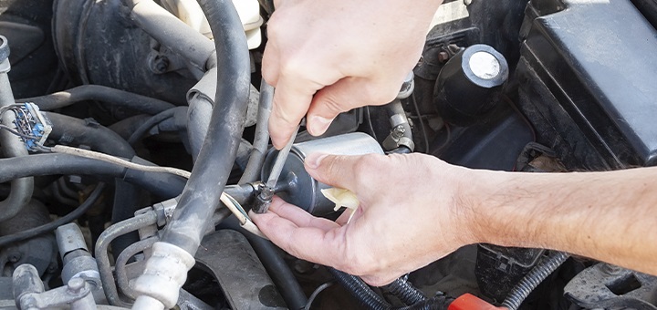 Limpiar el filtro de combustible o cambiarlo: cuánto cuesta el  mantenimiento en un coche diésel o gasolina