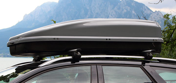 Cómo se usa un portaequipajes de techo en el automóvil