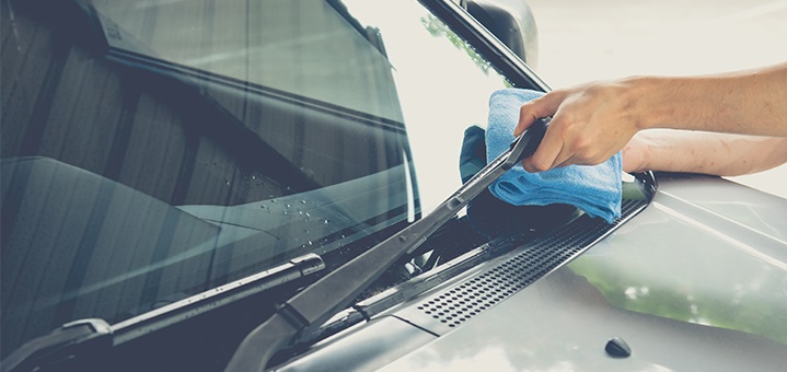 Cómo cambiar los limpiaparabrisas del carro?