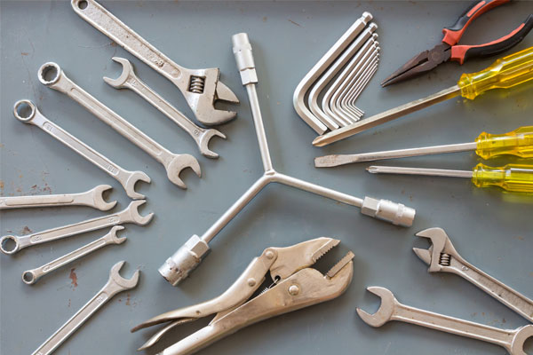 Qué herramientas básicas debes llevar siempre en tu carro